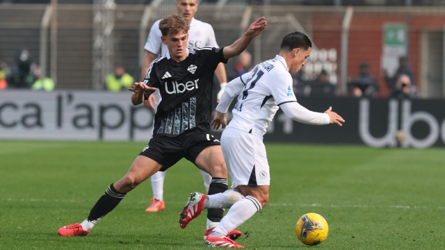 Como 1907's Nico Paz and SSC Napoli's Giacomo Raspadori in action during the Serie A Enilive 2024/2025 soccer match between Como and Napoli at the Giuseppe Sinigaglia stadium in Como, north Italy - Sunday February 23 2025 Sport - Soccer. (Photo by Antonio Saia/LaPresse)