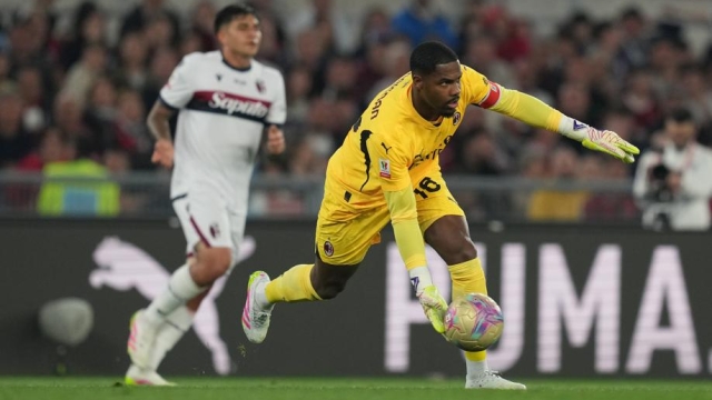 Mike Maignan in action for AC Milan