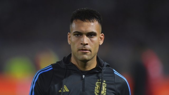 Lautaro Martinez si riscalda prima di una partita dell`Argentina