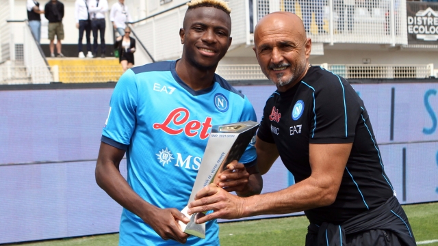 Foto Tano Pecoraro/LaPresse22 Maggio 2022 - La Spezia, Italia Sport, CalcioSpezia vs Napoli - Campionato italiano di calcio Serie A TIM 2021/2022 - Stadio Alberto PiccoNella foto: Victor Osimhen riceve il premio MVP Serie A TIM 2021/2022 Miglior Under 23 con Luciano SpallettiPhoto Tano Pecoraro/LaPresse May 22, 2022 - La Spezia, Italy Sport, Soccer Spezia vs Napoli - Italian Serie A Football Championship 2021/2022 - Alberto Picco StadiumIn the photo: Victor Osimhen awarded ad best U23 player with Luciano Spalletti