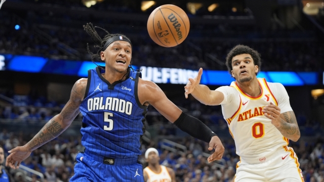 Orlando Magic forward Paolo Banchero (5) and Atlanta Hawks forward Dominick Barlow (0) go after a rebound during the first half of an NBA play-in tournament basketball game, Tuesday, April 15, 2025, in Orlando, Fla. (AP Photo/John Raoux)

Associated Press/LaPresse