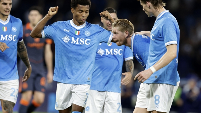 NAPLES, ITALY - OCTOBER 25: Kevin De Bruyne of SSC Napoli, instead of celebrating the goal, stops everyone due to an injury during the Serie A match between SSC Napoli and FC Internazionale at Stadio Diego Armando Maradona on October 25, 2025 in Naples, Italy. (Photo by Francesco Pecoraro/Getty Images)