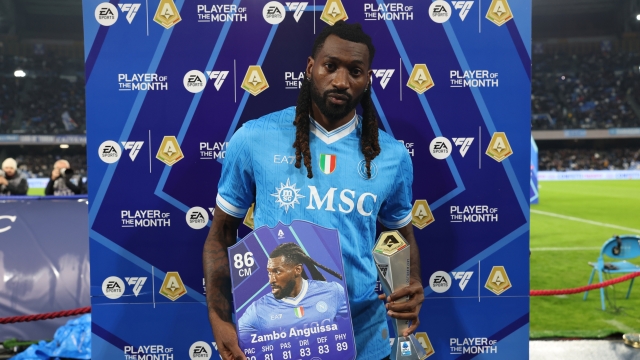 Napoliâs Andre-Frank Zambo Anguissa â EA SPORTS FC Player of the month di ottobre during the Serie A soccer match between Napoli and Atalanta at the Diego Armando Maradona Stadium in Naples, southern italy - Saturday , November 22 , 2025. Sport - Soccer . (Photo by Alessandro Garofalo/LaPresse)