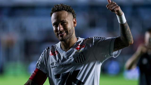  Neymar Junior of Santos cheers their fans after the victory (3-0) in the Brasileirao 2025 match between Santos and Sport Recife at Vila Belmiro Stadium on November 28, 2025 in Santos, Brazil. (Photo by Ricardo Moreira/Getty Images)