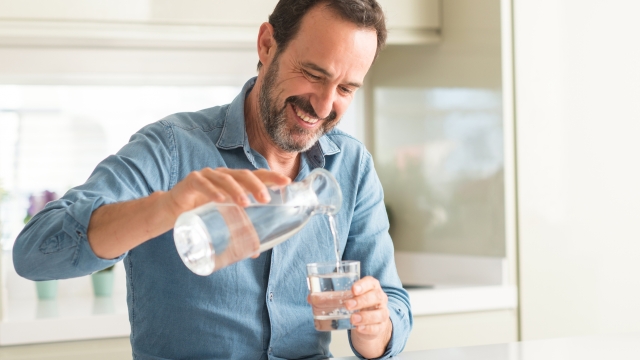 Sei motivi per cui è importante bere acqua al mattino
