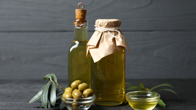 L'olio d'oliva fa bene, ecco consigli e benefici