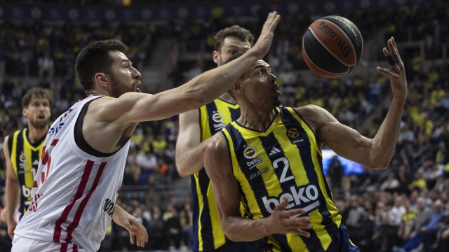 epa12631938 Fenerbahce's Wade Baldwin (R) in action against Olympiacos Piraeus' Alec Peters (L) during the Euroleague basketball match between Fenerbahce and Olympiacos Piraeus in Istanbul, Turkey, 06 January 2026.  EPA/TOLGA BOZOGLU