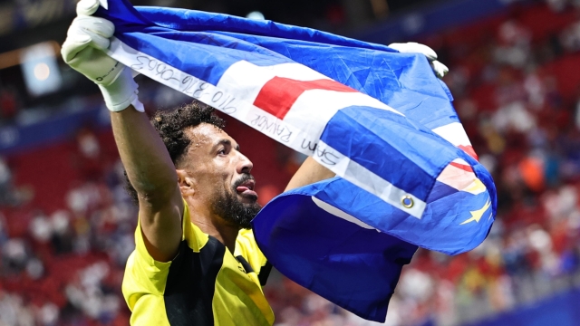 epaselect epaselect epa13039699 Goalkeeper Vozinha of Cape Verde waves the national flag of Cape Verde after the FIFA World Cup 2026 group stage match Spain vs Cabo Verde, in Atlanta, USA, 15 June 2026.  EPA/RONALD WITTEK