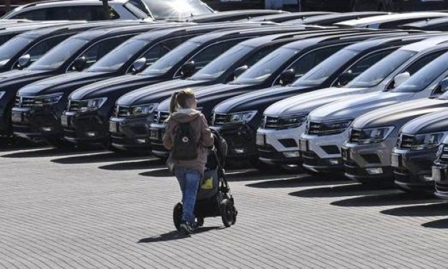 Il ministro Giorgetti ipotizza il ritorno degli incentivi auto