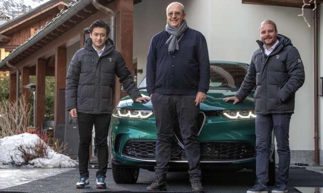 I piloti Zhou e Bottas con Jean-Philippe Imparato, Ceo Alfa Romeo