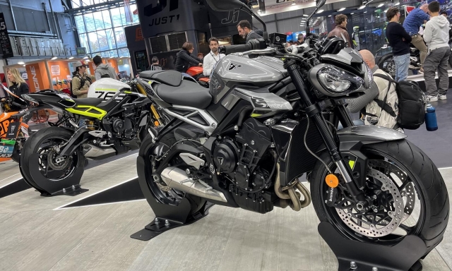 Triumph Street Triple R e RS 2023 foto caratteristiche prezzo e