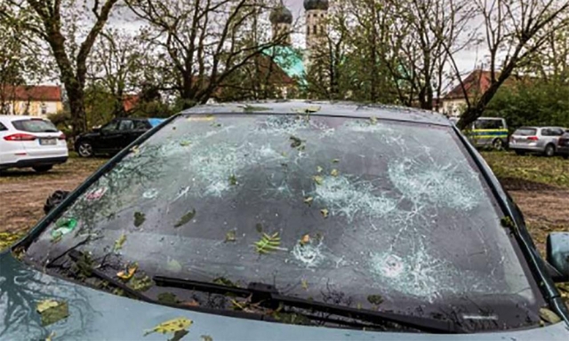 Grandine sull'auto, come proteggere la macchina dai danni spendendo poco