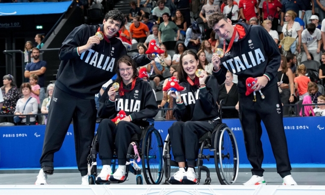 L'Italia nuota nell'oro, i campioni paralimpici sul palco: "I risultati merito della nostra amicizia"