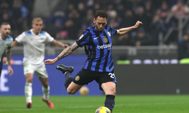Mourinho vuole Calhanoglu: il Fenerbahce prepara l'offerta all'Inter e la fascia da capitano
