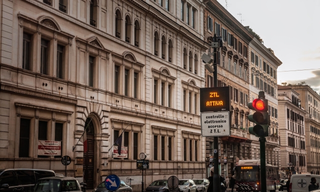 Ztl Italia, nuovi divieti? Dal pass per le auto elettriche di Roma all'Area C di Milano