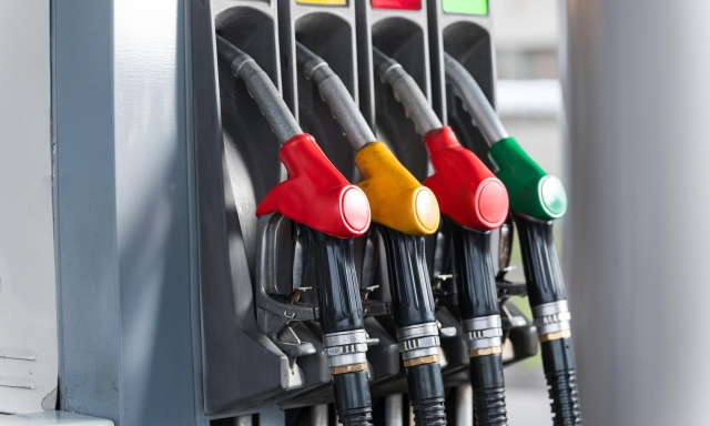 La Cina taglia di nuovo i prezzi di benzina e diesel mentre Hormuz non si sblocca