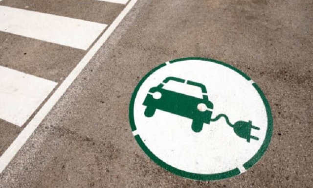 Le immatricolazioni di auto elettriche sorpassano le benzina