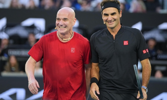 Federer, classe eterna: ruba la scena e vince l'esibizione tra numeri 1. E che gag...