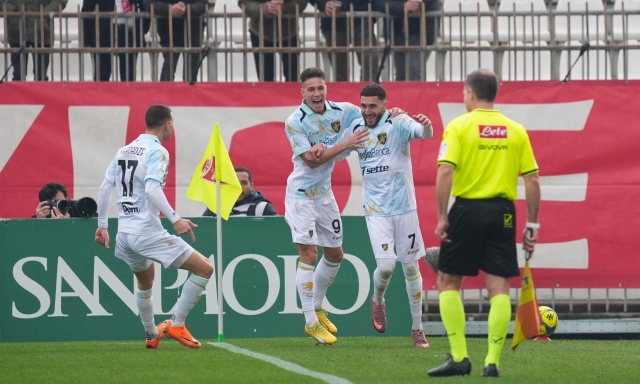 Il Frosinone in dieci agguanta il Monza all'88'. Venezia, tre gol al Catanzaro e -1 dalla vetta