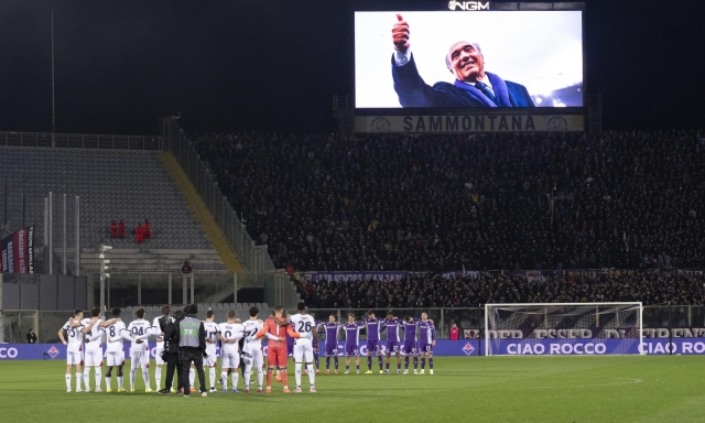 I cori della Fiesole, 500 rose bianche e la maglia speciale: al Franchi applausi e lacrime per Commisso