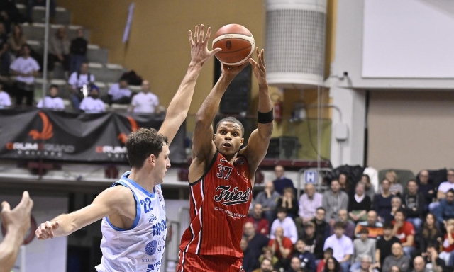 Tortona domina a rimbalzo e piega Napoli, Trieste batte Sassari con un super Ramsey