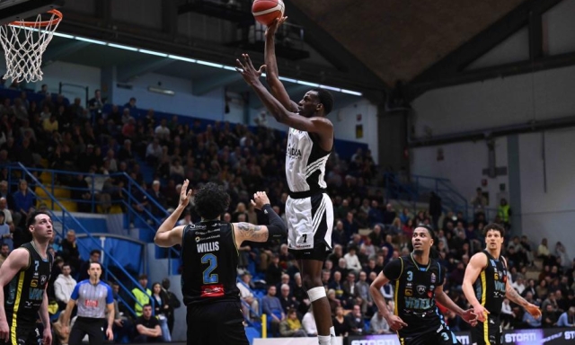 Moore show: Varese sbanca Milano, Olimpia che succede? La Virtus passa a Cremona