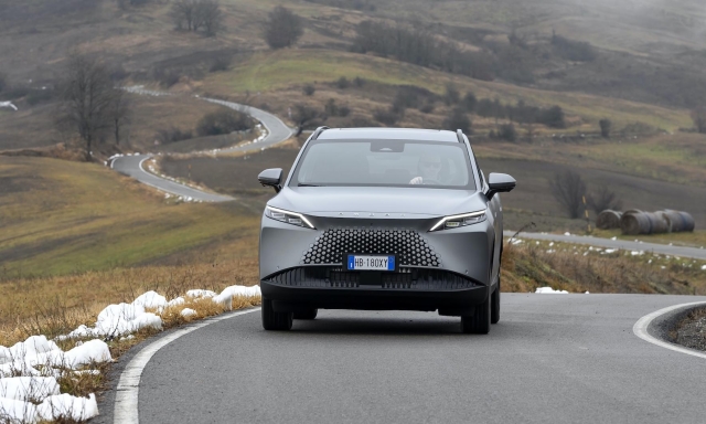 Omoda 7 Shs-P, il crossover ibrido plug-in visto da vicino: consumi, prezzi e versioni