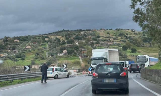Tragedia sulla Palermo - Agrigento: scontro fra camion e automedica, tre morti