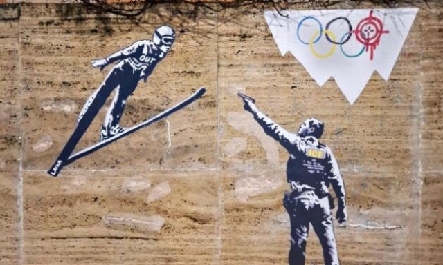 Roma, murales contro l'Ice sulla sede del Coni
