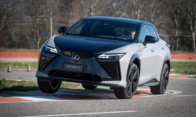 Lexus Rz 550e F-Sport: pregi e difetti del Suv coupé elettrico