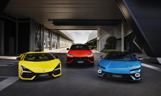 Lamborghini, fatturato 2025 da record ma cambia la strategia: stop all'elettrico, nuova plug-in nel 2030