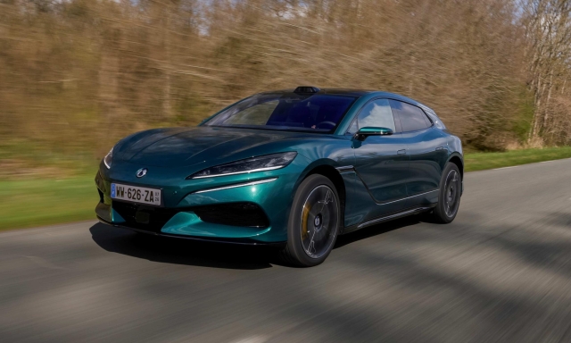 Denza Z9GT EV oltre la camminata del granchio: come va la super berlina da 1.156 Cv