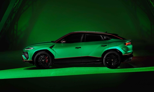 Lamborghini alla Milano Design Week con la Urus SE Tettonero
