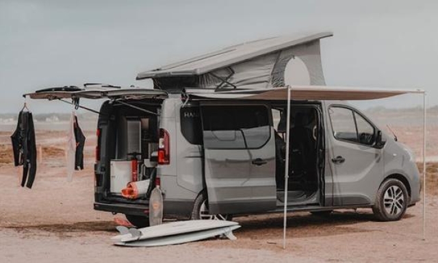 Un Renault Trafic trasformato in camper per godersi il mare