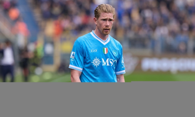 Prima sfida di Allegri a Napoli: convincere De Bruyne a restare dopo l'attacco a Conte. I retroscena