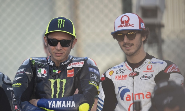 Vale Rossi: "Vorrei che Ducati si impegnasse di più, come Bagnaia". Pecco: "Ma il team mi appoggia"