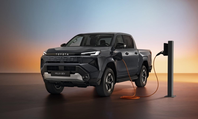 Toyota Hilux: aperti gli ordini del pick-up in versione elettrica. Prezzi e allestimenti