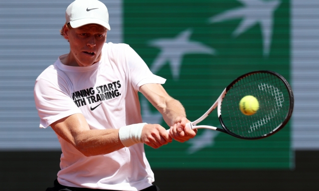 Roland Garros, tocca a Sinner: esordio in serata. Arnaldi apre alle 11, poi Cocciaretto e Darderi
