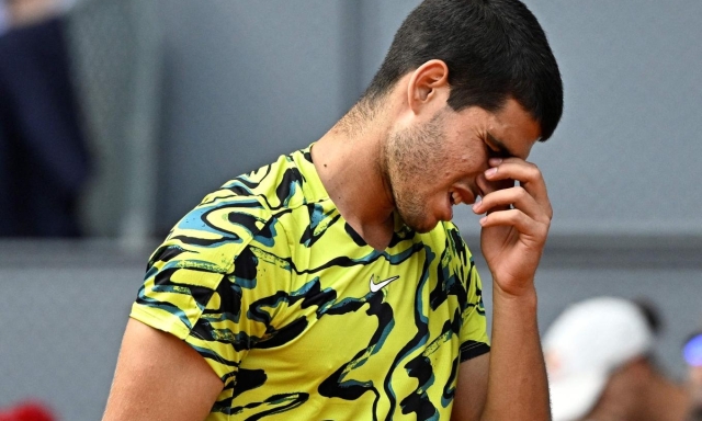 Lo strano maggio di Alcaraz: vacanze e in ospedale col camice. Tennis? Solo con la mano sinistra...