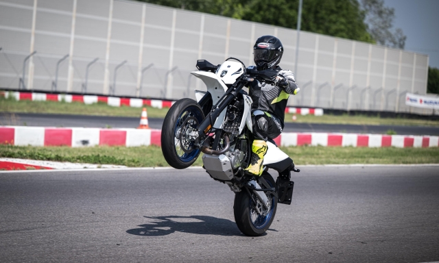 Suzuki DR-Z4SM, come va in pista la supermoto pepata