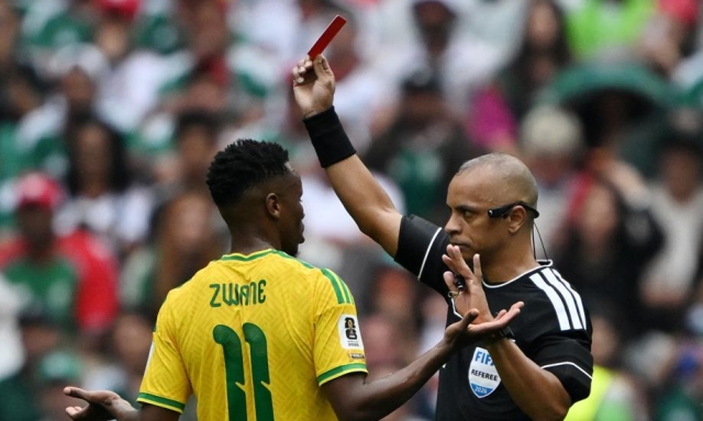 Accessori strani e l'inglese, perché l'arbitro dei tre rossi in Messico-Sudafrica è diventato virale
