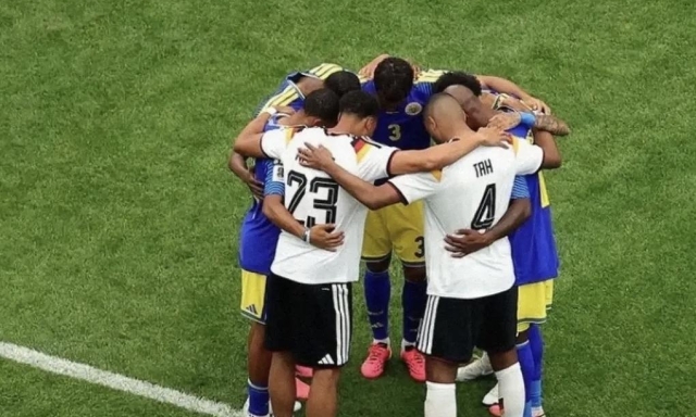 Frustrati dal 7-1? Macché, Curaçao abbraccia la Germania in preghiera a fine partita