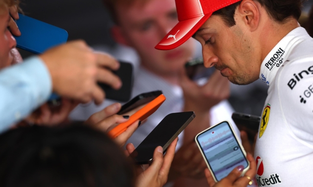 Errori, voglia di strafare, sfortuna e Lewis che vola: per Leclerc è il volto triste della Ferrari