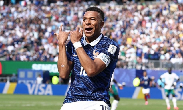 Mbappé, doppietta e nuova esultanza: ora suona... il flauto traverso