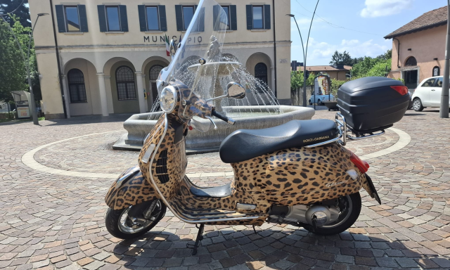 La Vespa di Stefano Gabbana all'asta, il prezzo è da record