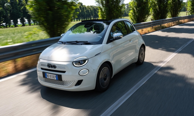 Il debutto della Fiat 500 Hybrid Cabrio Dolcevita: com'è vista da vicino