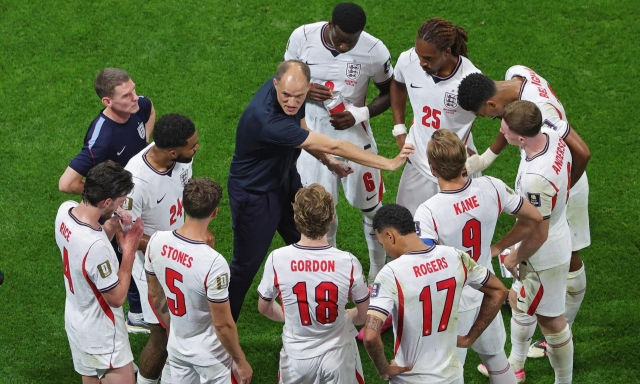 I break a metà tempo e l'halftime show da 27 minuti: così il Mondiale ha cambiato le regole del calcio
