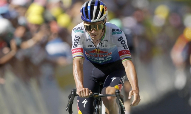 Tour, non solo Pogacar: controlli antidoping notturni anche per Evenepoel e Red Bull