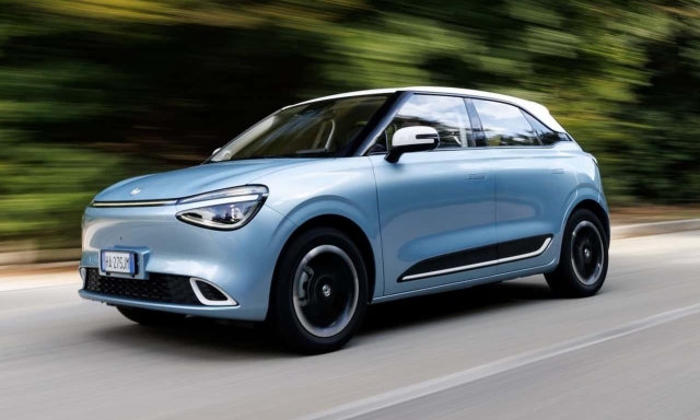 Cina, presentato un nuovo modello di auto al giorno. È guerra dei prezzi