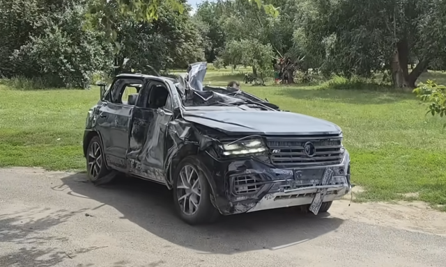 Una Volkswagen Touareg è sopravvissuta ad un missile: cosa ne rimane